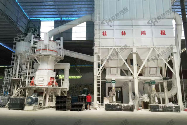 新疆石墨礦，超細(xì)磨粉機(jī)，石墨磨粉機(jī)，石墨超細(xì)磨，超細(xì)立磨，超細(xì)立式磨粉機(jī)，磨粉機(jī)價格，磨粉機(jī)廠家