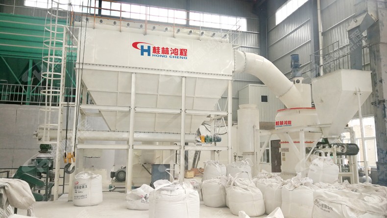 棕剛玉磨粉機(jī)用廣西桂林鴻程磨粉機(jī)HQC1500擺式磨粉機(jī)生產(chǎn)線投產(chǎn)現(xiàn)場